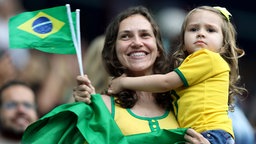 Zwei brasilianische Fans auf der Tribüne. © DPA Picture Alliance Foto: Andrew Matthews