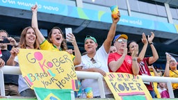 Fans der deutschen Kugelstoßerin Birgit Kober bei den Paralympics in Rio © imago/Beautiful Sports