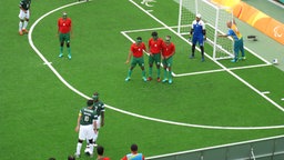 Brasiliens Ricardinho (Nr. 10) beim Freistoß im 5er Fußball gegen Marokko © Florian Neuhauss/sportschau.de Foto: Florian Neuhauss