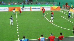Brasiliens Cassio (l., oben) führt den Ball beim Spiel im 5er Fußball zwischen Brasilien gegen Marokko. © Florian Neuhauss/sportschau.de Foto: Florian Neuhauss