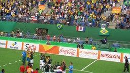 Brasiliens Mannschaft bedankt sich nach der Partie im 5er Fußball zwischen Brasilien gegen Marokko bei den Zuschauern für die Unterstützung. © Florian Neuhauss/sportschau.de Foto: Florian Neuhauss