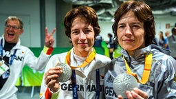 Die deutsche Judoka Carmen und Ramona Brussig (l.) mit ihren Medaillen. © dpa - Bildfunk Foto: Jens Büttner