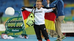 Der deutsche Kugelstoßer Niko Kappel jubelt mit der deutschen Fahne. © Imago/Beautiful Sports