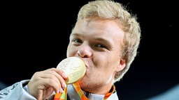 Der deutsche Kugelstoßer Niko Kappel küsst seine Goldmedaille bei den Paralympics in Rio. © dpa bildfunk Foto: Kay Nietfeld