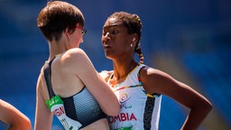 Die deutsche Sprinterin Claudia Nicoleitzik (l.) und die Kolumbianerin Martha Liliana Hernandez Florian © dpa - Bildfunk Foto: Jens Büttner