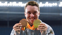Sprinter David Behre aus Deutschland freut sich über seine Medaillen bei den Paralympics 2016 in Rio de Janeiro. © imago/Conny Kurth Foto: imago/Conny Kurth