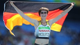 Claudia Nicoleitzik jubelt mit der Deutschland-Fahne. © Imago/Beautiful Sports 