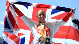 Leichtathletin Georgina Hermitage bejubelt ihre Goldmedaille. © DPA Picture Alliance Foto: Adam Davy