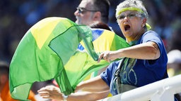 Ein brasilianischer Fan bei den paralympischen Wettbewerben der Leichtathletik in Rio de Janeiro. © dpa - Bildfunk