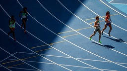 Die Südafrikanerin Anrune Liebenberg (2.v.r.) gewinnt ihren Vorlauf der Frauen mit Amputation (T47) über 400 Meter. © OIS/IOC Foto: Al Tielemans for OIS/IOC