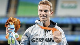 Der deutsche Läufer Thomas Ulbricht mit seiner Medaille. © imago/Beautiful Sports