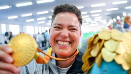 Die deutsche Kugelstoßerin Birgit Kober jubelt über ihre paralympische Goldmedaille © dpa Foto: Kay Nietfeld