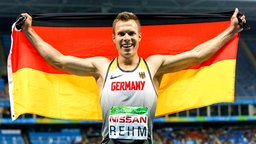 Der deutsche Weitspringer Markus Rehm jubelt. © imago/Beautiful Sports