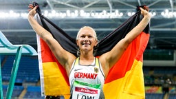 Die deutsche Weitspringerin Vanessa Low jubelt über ihren Sieg. © imago/Beautiful Sports 