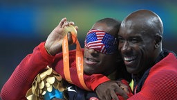 US-Sprinter David Brown (l.) und sein Begleitläufer Avery Jerome jubeln zusammen. © picture alliance / empics Foto: Adam Davy