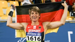 Franziska Liebhardt mit Deutschlandfahne