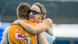 Katrin Müller-Rottgardt mit Begleitläufer Sebastian Fricke im 100-Meter-Finale bei den Paralympics in Rio. Foto: Jens Buettner/dpa