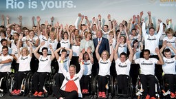 Bundespräsident Joachim Gauck (M.) und seine Lebensgefährtin Daniela Schadt verabschieden am am Flughafen von Frankfurt am Main die deutsche Paralympics-Mannschaft. ©  picture alliance / dpa Foto: Arnde Detert