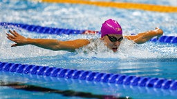 Die Schwimmerin Maike Naomi Schnittger bei den Paralympics in Rio de Janeiro im Wasser. © imago/Beautiful Sports Foto: Axel Kohring