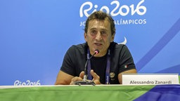 Alessandro Zanardi bei einer Pressekonferenz bei den Paralympics 2016 in Rio de Janeiro. © imago 