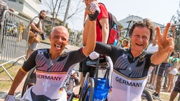 Die deutschen Radfahrerinnen Andrea Eskau (l.) und Dorothee Vieth © dpa - Bildfunk Foto: Jens Büttner