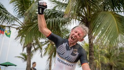 Der deutsche Radsportler Hans-Peter Durst jubelt über seinen Sieg. © Oliver Kremer / DBS Foto: Oliver Kremer