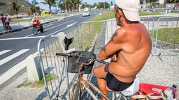 Ein Radsport-Zuschauer mit einem amputierten Bein bei den Paralympics in Rio de Janeiro © dpa - Bildfunk Foto: Jens Büttner