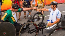 Der italienische Radfahrer Alessandro Zanardi (r.) und der Südafrikaner Ernst van Dyk © dpa - Bildfunk Foto: Jens Büttner