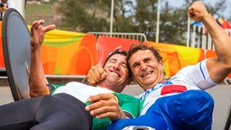 Der italienische Radfahrer Alessandro Zanardi (r.) und der Südafrikaner Ernst van Dyk © dpa - Bildfunk Foto: Jens Büttner