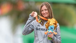 Die deutsche Radsportlerin Denise Schindler jubelt über Bronze. © Oliver Kremer / DBS Foto: Oliver Kremer