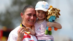 Die britische Radsportlerin Sarah Storey mit ihrer Tochter Louisa nach ihrem Paralympics-Sieg © picture alliance / empics