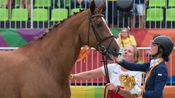 Reiterin Michele George (r.) aus Belgien jubelt mit ihrem Pferd FBW Rainman © imago/Belga
