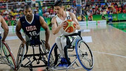 Brasiliens Rollstuhl-Basketballer Amauri Viana (r.) hält den Ball in der Hand. © imago/fotoarena 