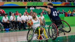 Der amerikanische Rollstuhl-BasketballerGouge (r.) versucht auf einem Rad zu verteidigen. © imago/fotoarena