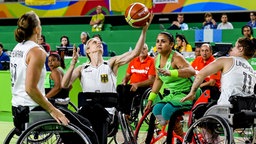 Die deutsche Rollstuhlbasketballerin Simone Kues (2.v.l.) im Spiel gegen Brasilien. © imago/Fotoarena 