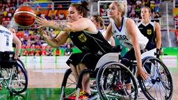 Die deutsche Rollstuhlbasketballerin Maya Lindholm (l.) kämpft gegen die Britin Amy Conroy (r.) um Ballkontrolle. © imago/Conny Kurth Foto: Conny Kurth