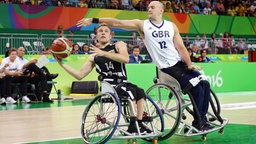 Der deutsche Rollstuhl-Basketballspieler Thomas Böhme sichert den Ball vor dem Briten Ian Sagar © imago/Pressefoto Baumann