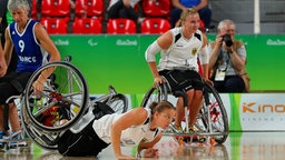 Die deutschen Rollstuhl-Basketballerinnen Mareike Miller (r.) und Gesche Schünemann © dpa - Bildfunk Foto: Jens Büttner