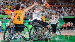 Die deutsche Rollstuhlbasketballerin Mareike Miller (r.) wird gefoult. © picture alliance / dpa Foto: Kay Nietfeld