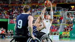 Die deutsche Rollstuhl-Basketballspielerin Mareike Miller (r.) holt zum Wurf aus. © DPA Picture Alliance Foto: Kay Nietfeld