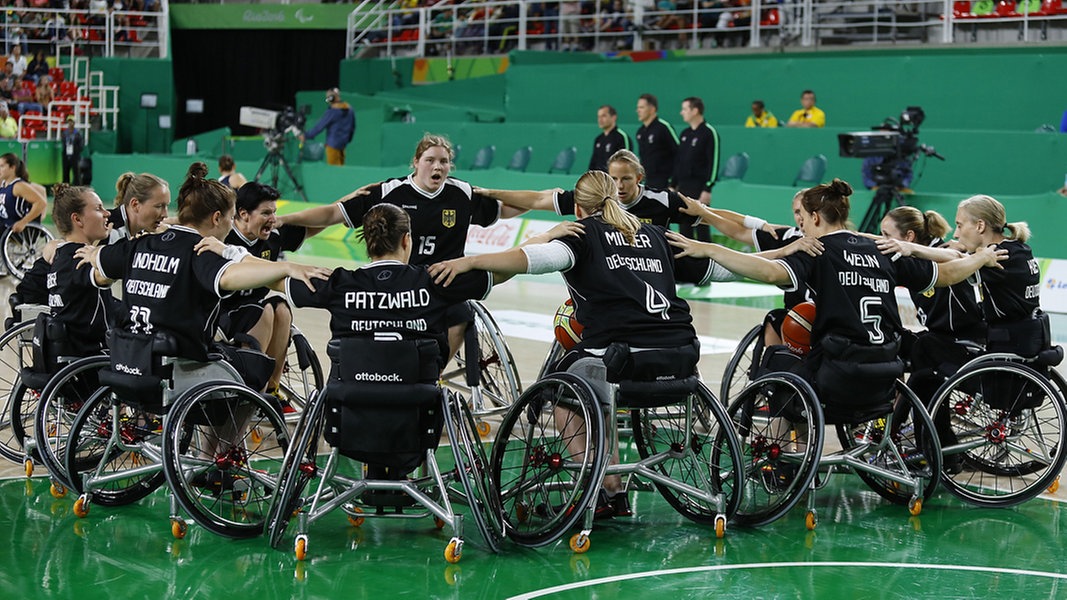 Die deutsche Rollstuhl-Basketballspielerinnen motivieren sich vor dem Finale. Die deutsche Rollstuhl-Basketballspielerinnen motivieren sich vor dem Finale. © Binh Truong/DBS Foto: Binh Truong