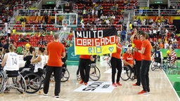 Die deutschen Rollstuhl-Basketballspielerinnen bedanken sich bei ihren Fans. © Binh Truong/DBS Foto: Binh Truong