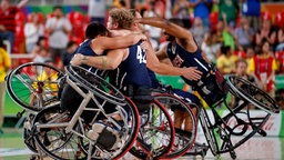 Das US-amerikanische Team im Rollstuhlbasketball jubelt. © Olympic Information Services OIS Foto: Simon Bruty