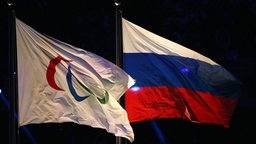 Paralympics-Flagge und Russland-Flagge  