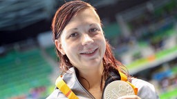 Die deutsche Schwimmerin Denise Grahl präsentiert ihre Medaille bei den Paralympischen Spielen. © dpa bildfunk Foto: Kay Nietfeld