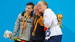 Die deutsche Schwimmerin Denise Grahl (l.) präsentiert ihre Medaille bei den Paralympischen Spielen. © dpa bildfunk Foto: Kay Nietfeld