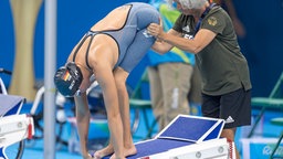 Die deutsche Schwimmerin Verena Schott konzentriert sich vor dem Absprung © Oliver Kremer / DBS Foto: Oliver Kremer