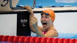 Schwimmerin Jelizaweta Mereschko aus der Ukraine jubelt über ihren Sieg bei den Paralympics in Rio de Janeiro. © Olympic Information Services OIS Foto: Simon Bruty