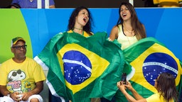 Fans bei den paralympischen Schwimmwettbewerben in Rio de Janeiro. © dpa - Bildfunk Foto: Jens Buettner