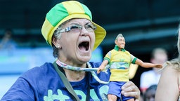 Ein brasilianischer Fan mit einer Neymar-Puppe. © Imago/Beautiful Sports